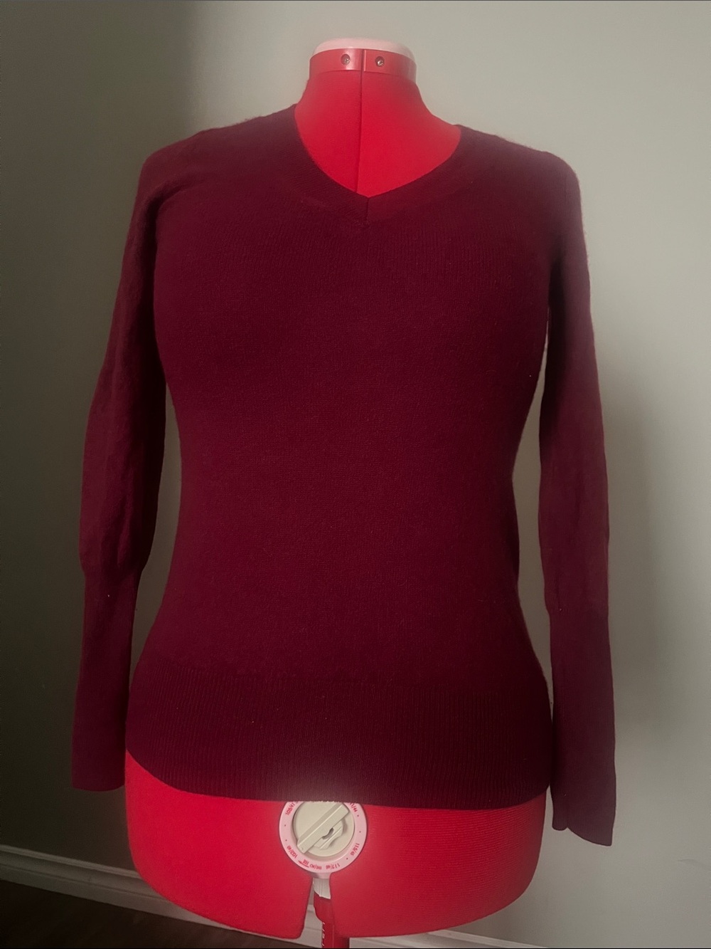 100% Cashmere J.Cree Women's V-Neck Sweater in Deep Burgundy